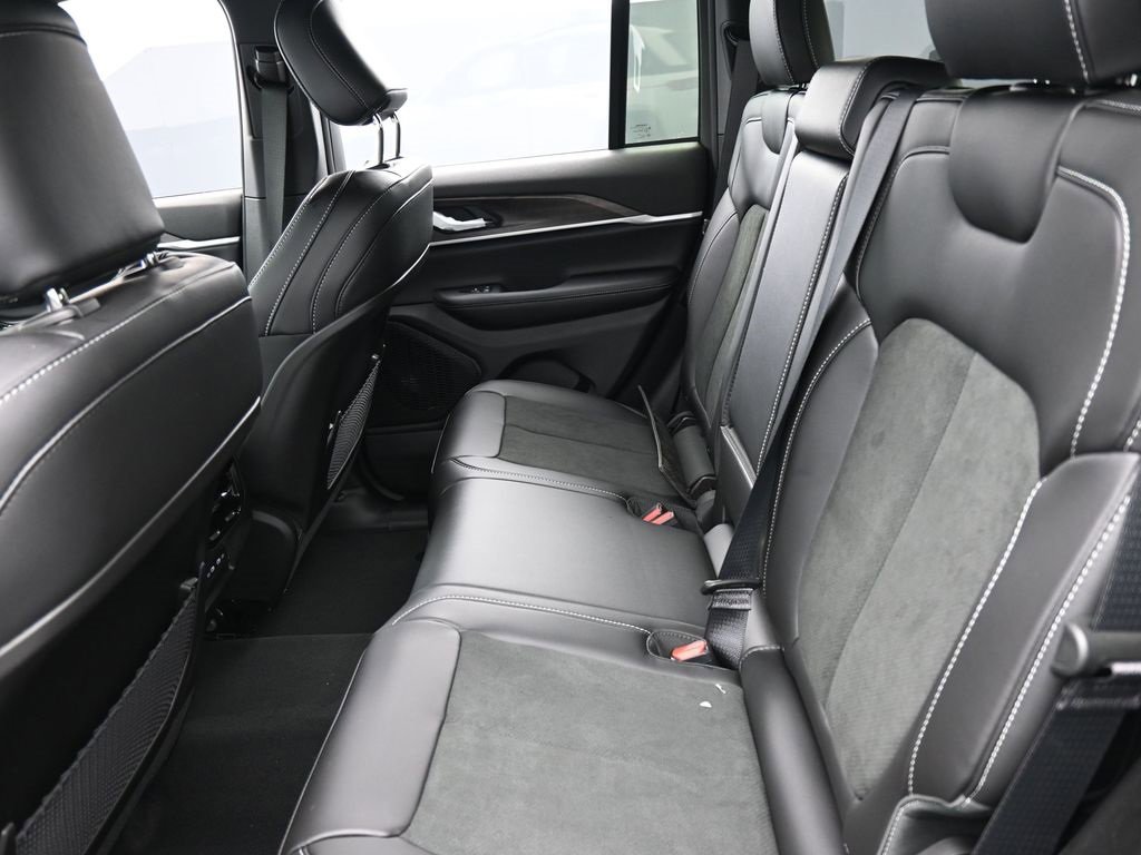 New 2026 Jeep Grand Cherokee Laredo image 12