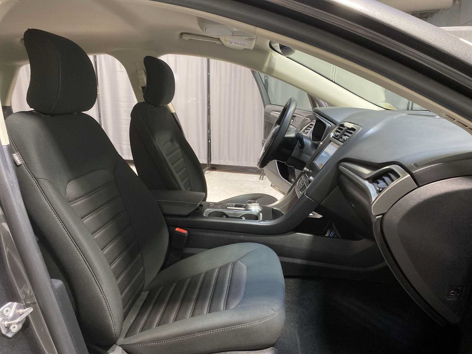 Used 2019 Ford Fusion SE FWD image 14