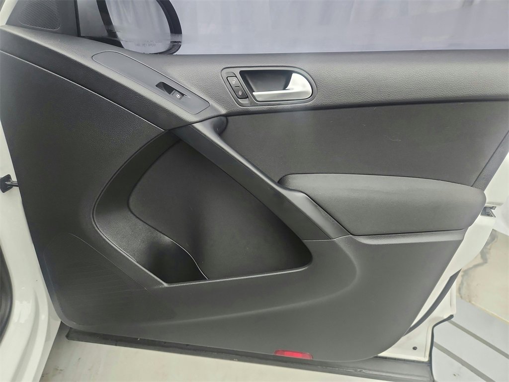 Used 2017 Volkswagen Tiguan Limited w/ Premium Package image 23