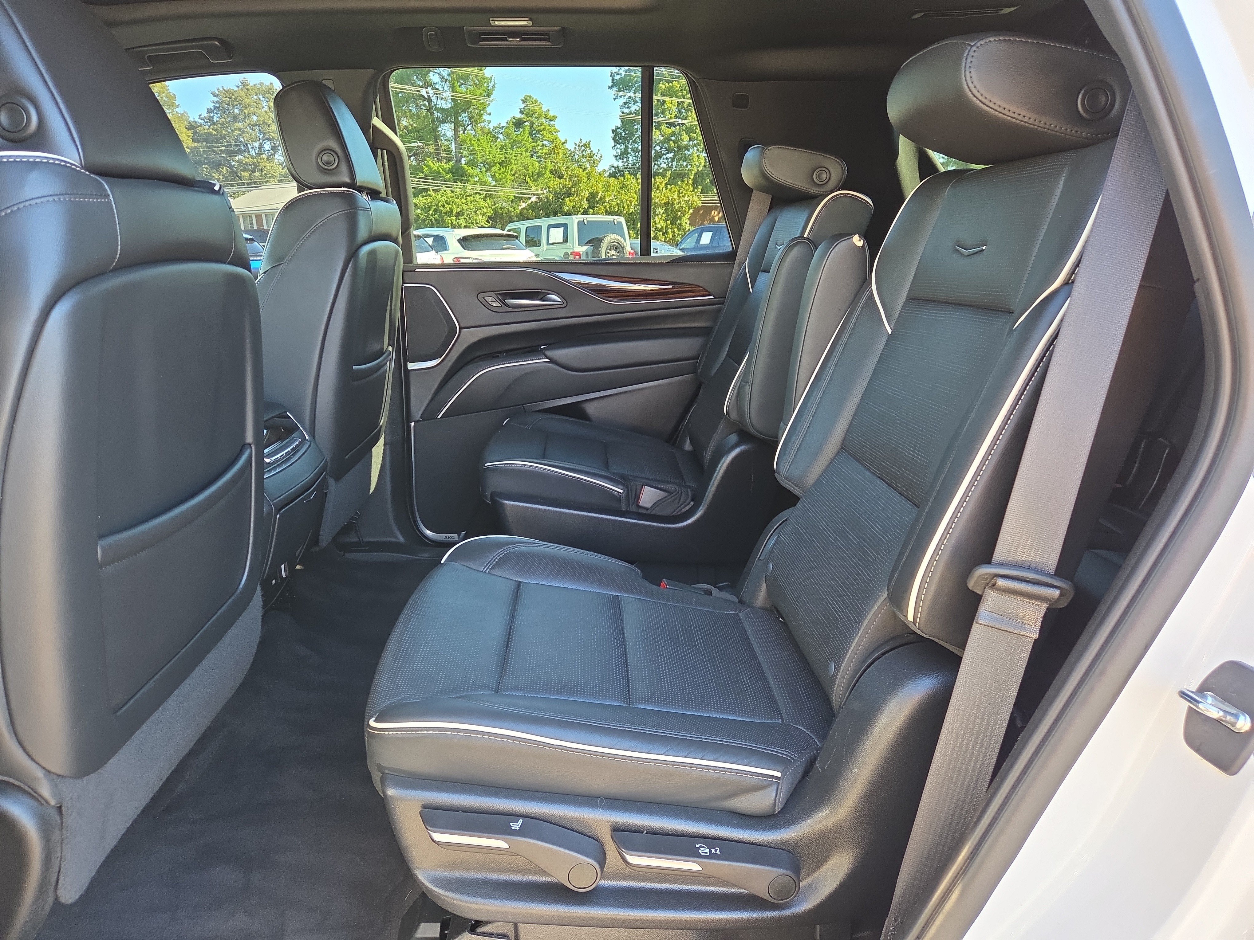 Used 2023 Cadillac Escalade Premium Luxury AWD/4WD image 11