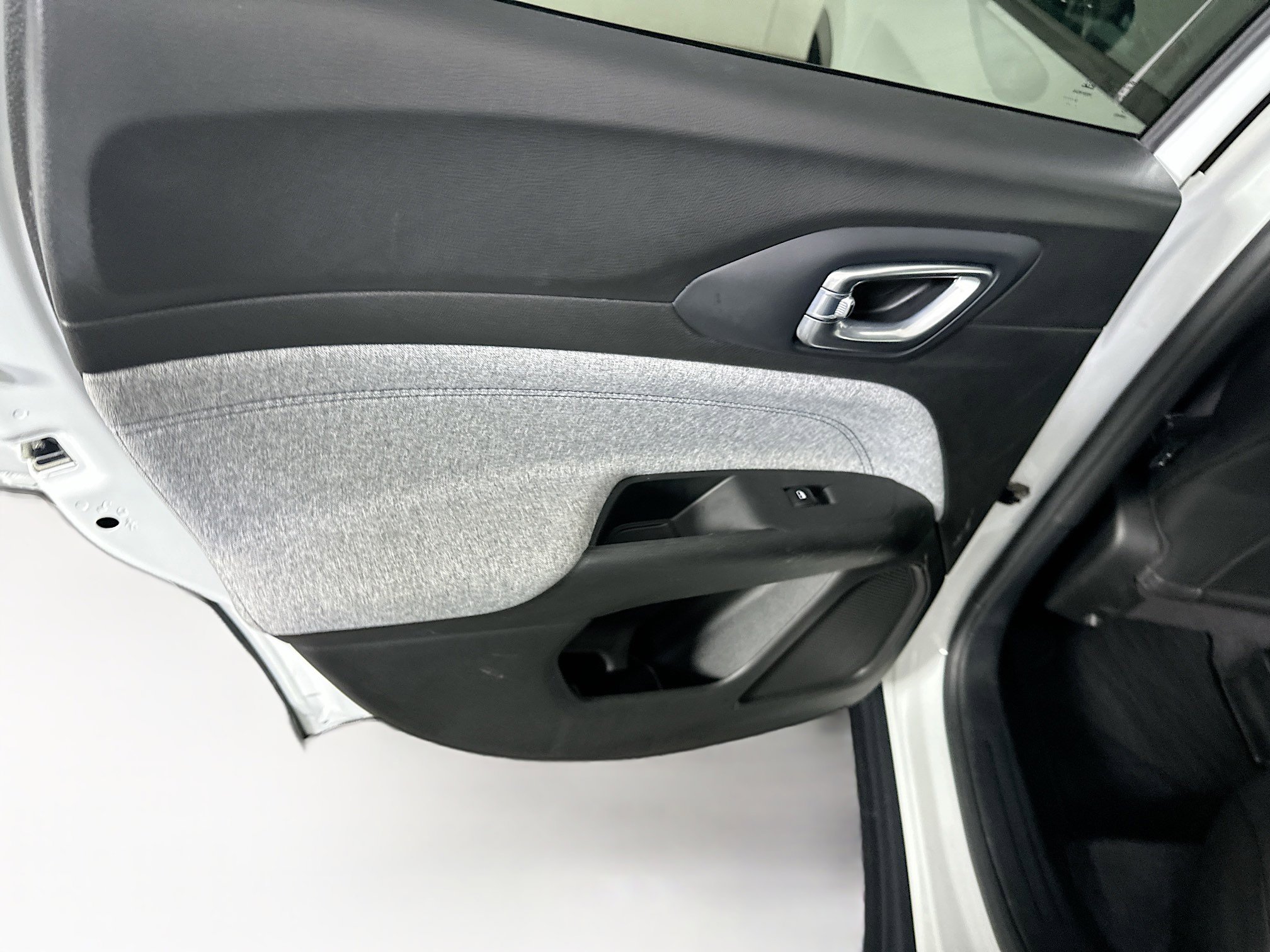 Used 2025 Jeep Compass Latitude image 25