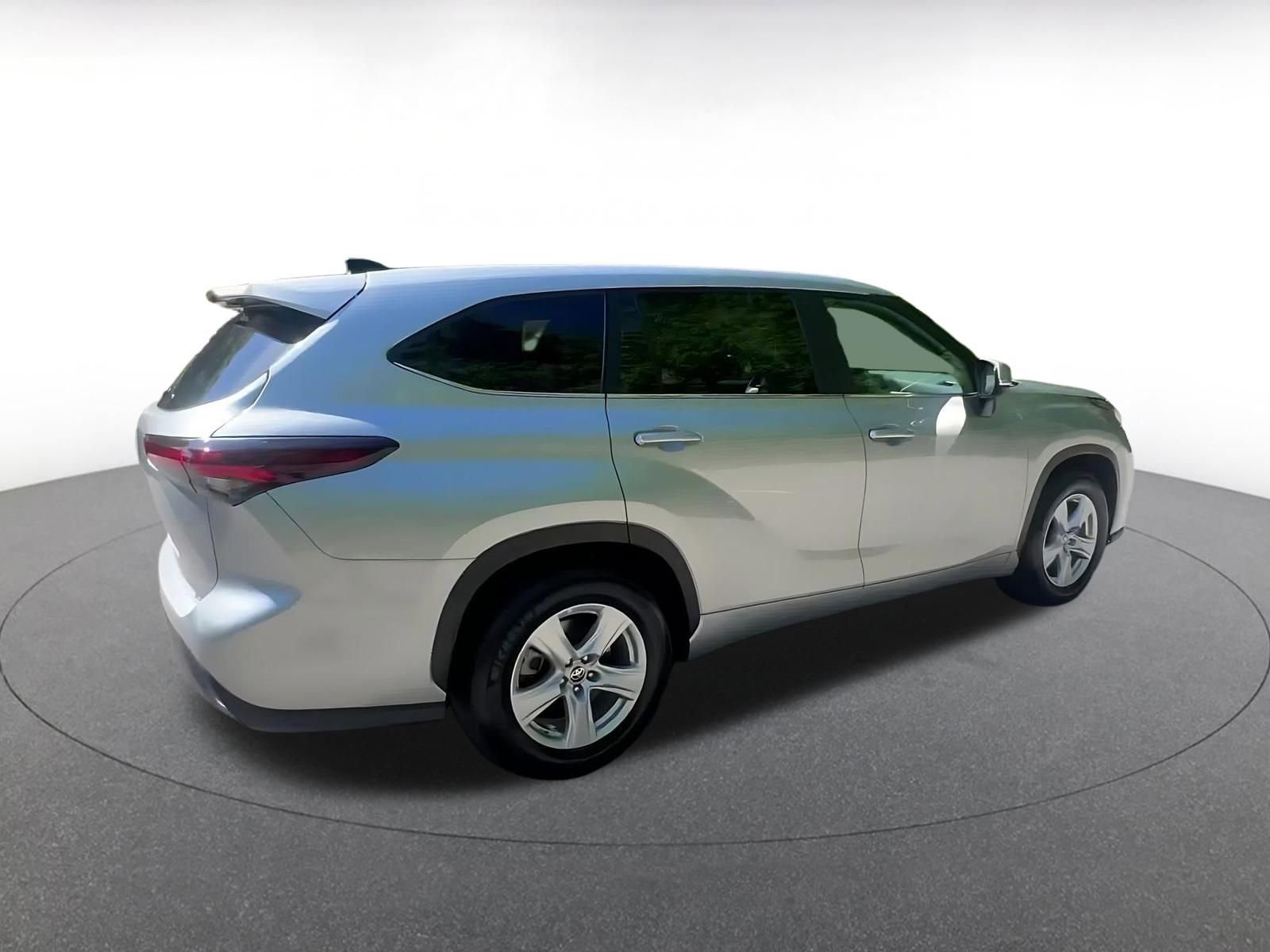 Used 2025 Toyota Highlander LE FWD image 14