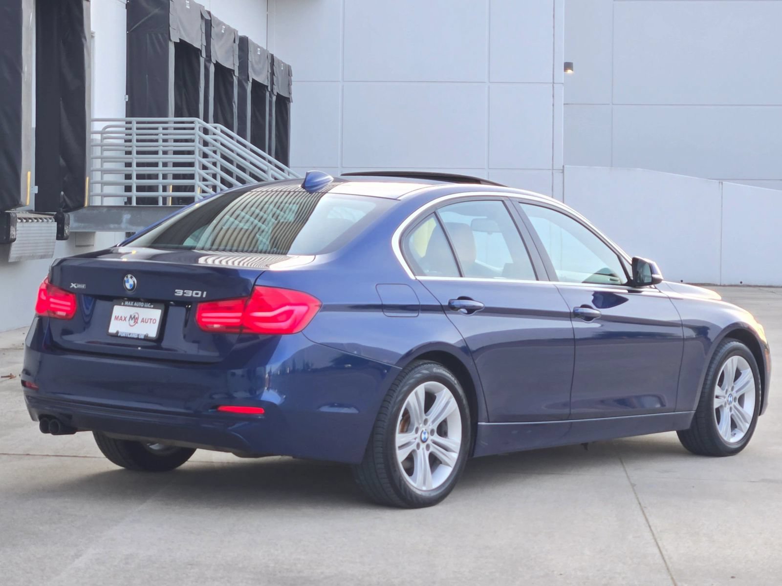 Used 2018 BMW 330i xDrive Sedan w/ Premium Package AWD/4WD image 8
