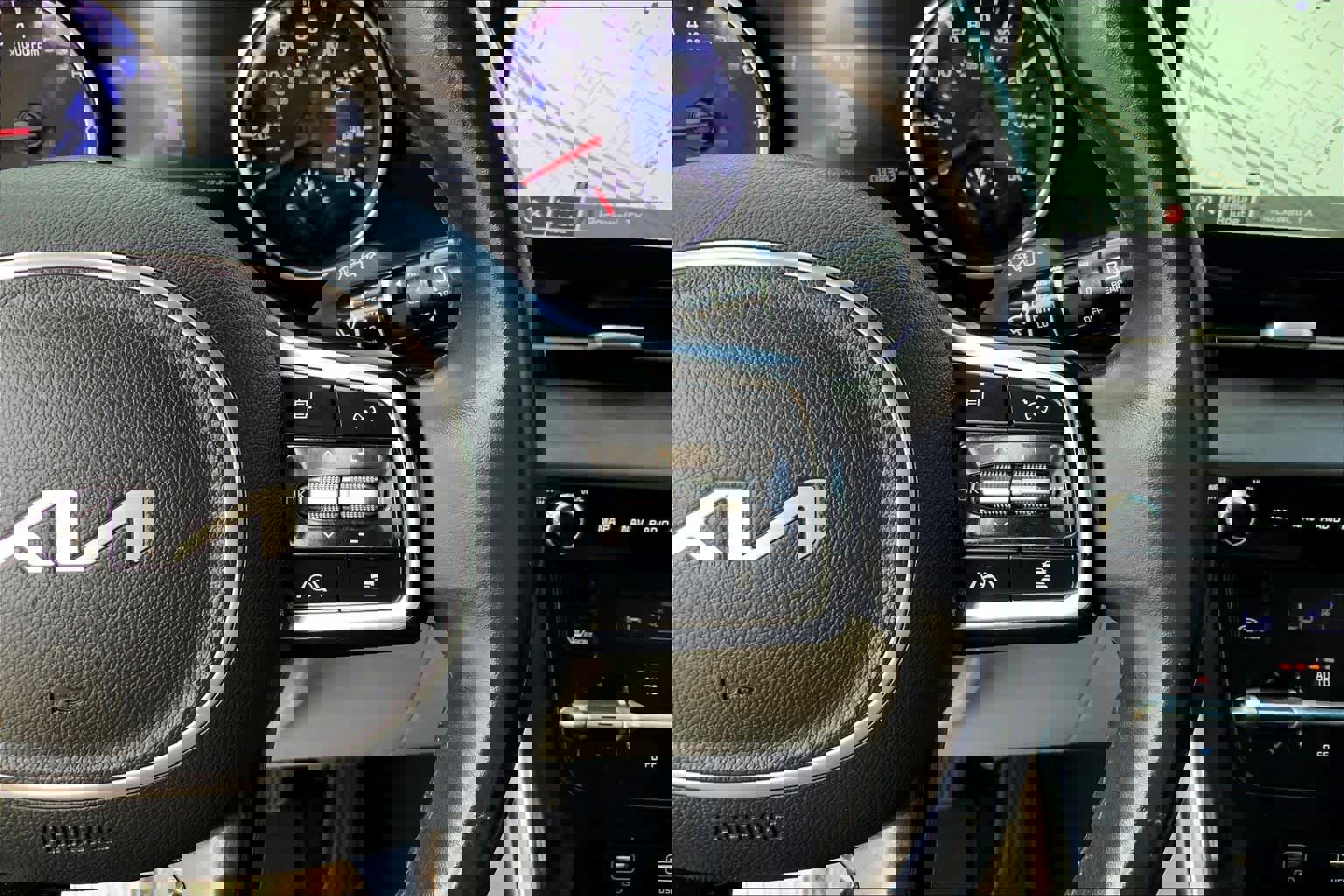 Used 2022 Kia Carnival EX image 21