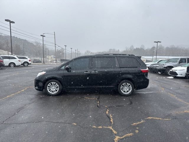 Used 2016 Toyota Sienna XLE w/ XLE Navigation Package image 5