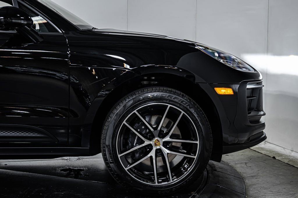 Certified 2025 Porsche Macan image 11