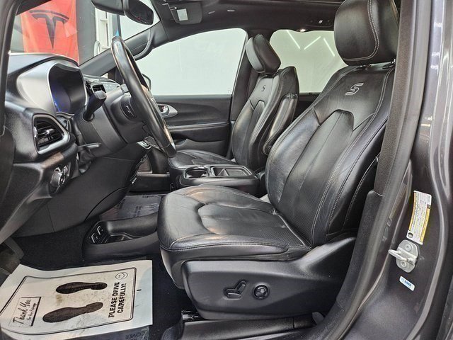 Used 2020 Chrysler Pacifica Touring-L w/ S Appearance Package image 13