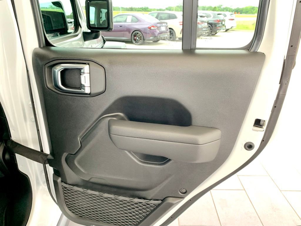 Used 2025 Jeep Gladiator Mojave AWD/4WD image 25