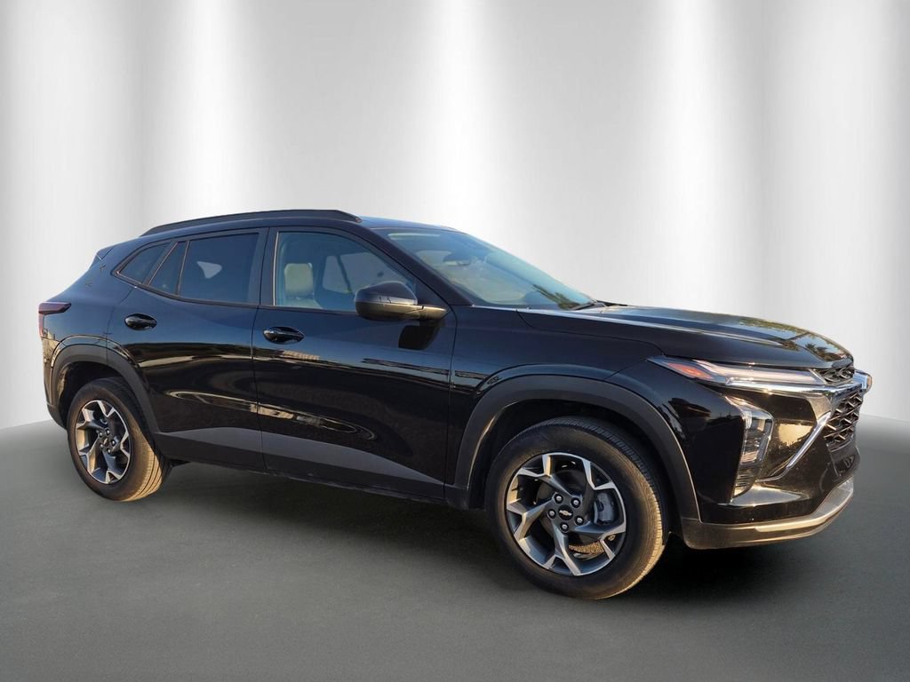 Certified 2026 Chevrolet Trax LT w/ Driver Confidence Package FWD image 2
