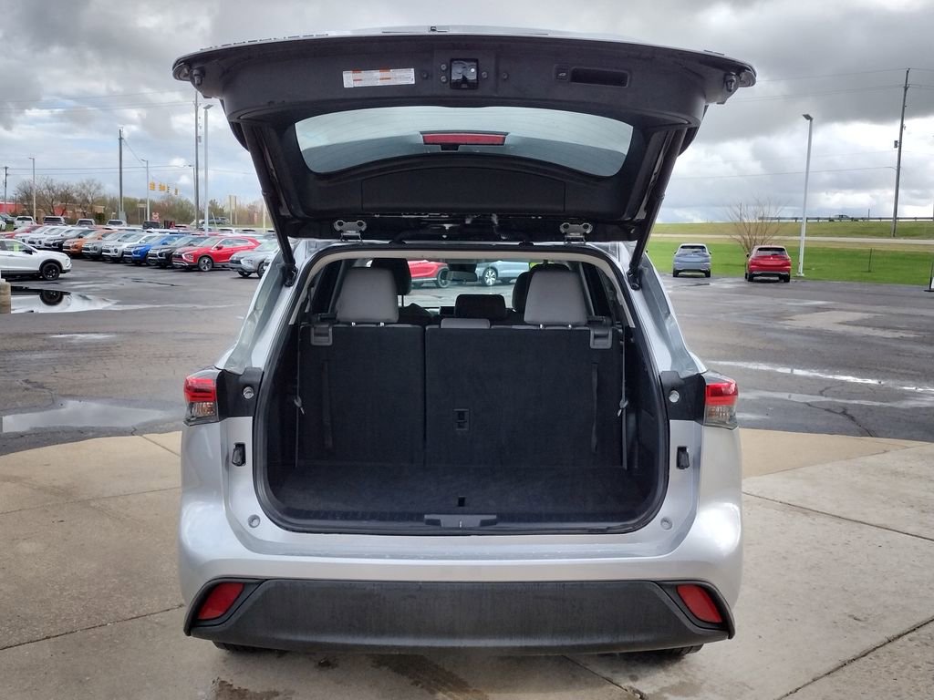 Used 2023 Toyota Highlander LE FWD image 14