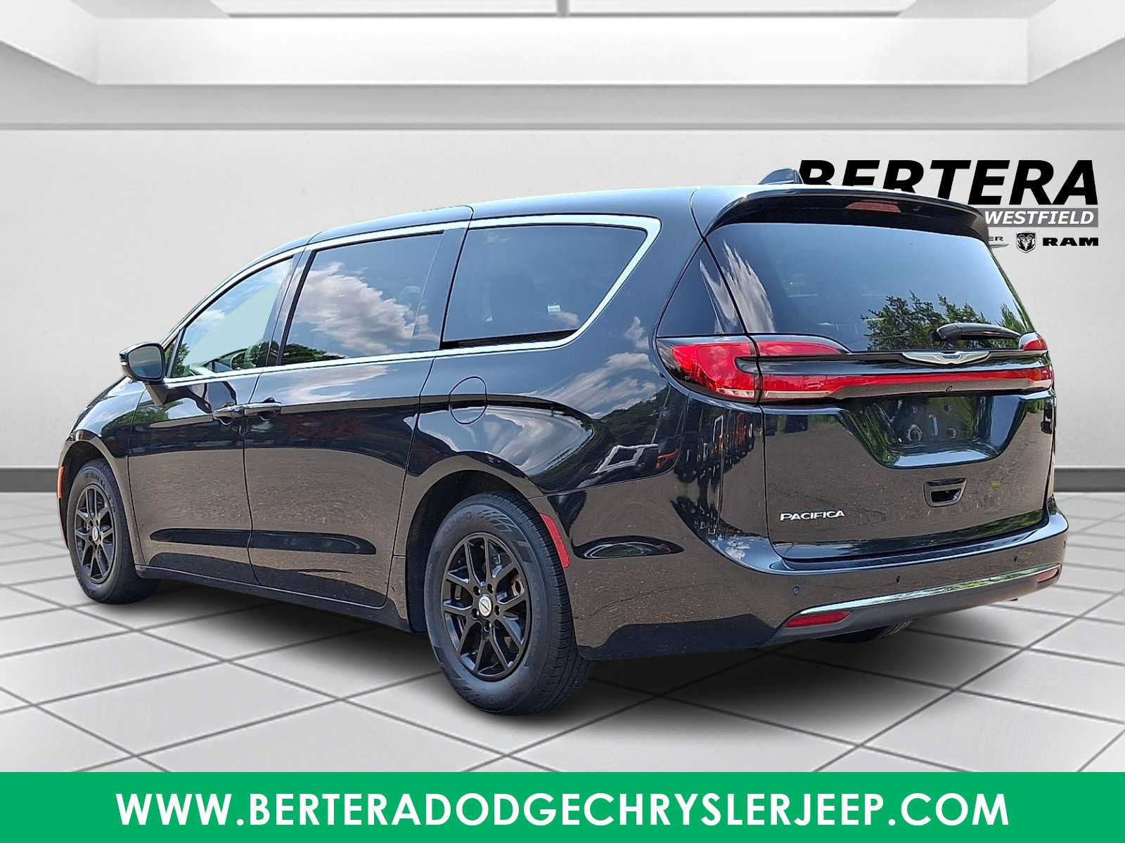 Used 2023 Chrysler Pacifica Touring-L FWD image 4