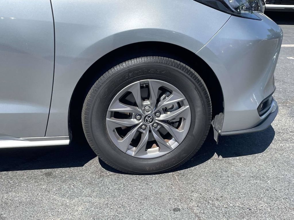 Used 2025 Toyota Sienna XLE w/ XLE Plus Package FWD image 10