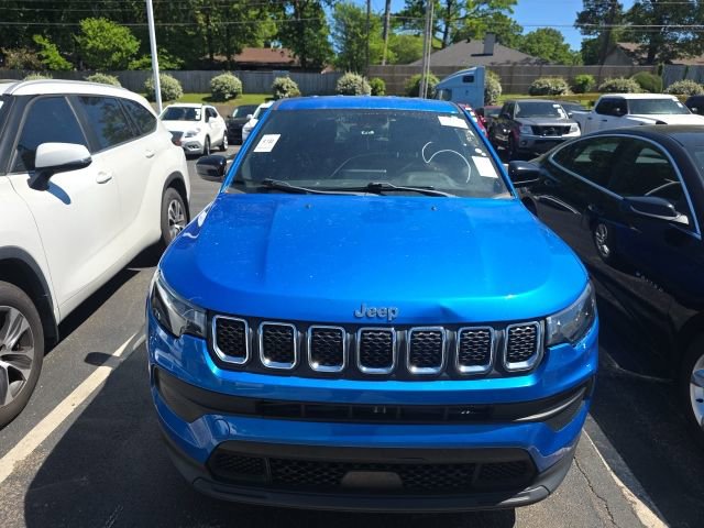 Used 2023 Jeep Compass Sport image 2