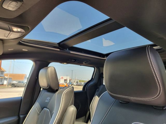 Certified 2024 Chrysler Pacifica Premium FWD image 4