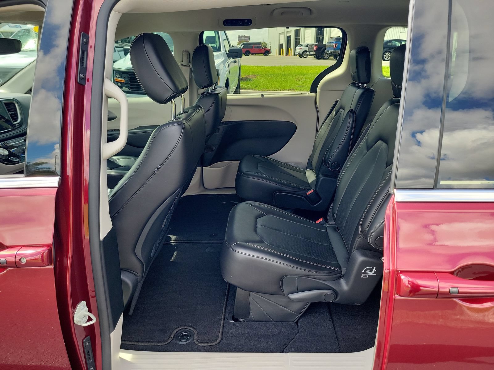 Used 2023 Chrysler Pacifica Touring-L FWD image 9