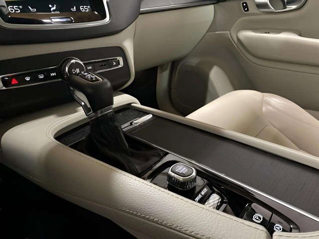 Used 2020 Volvo XC90 T5 Momentum image 14
