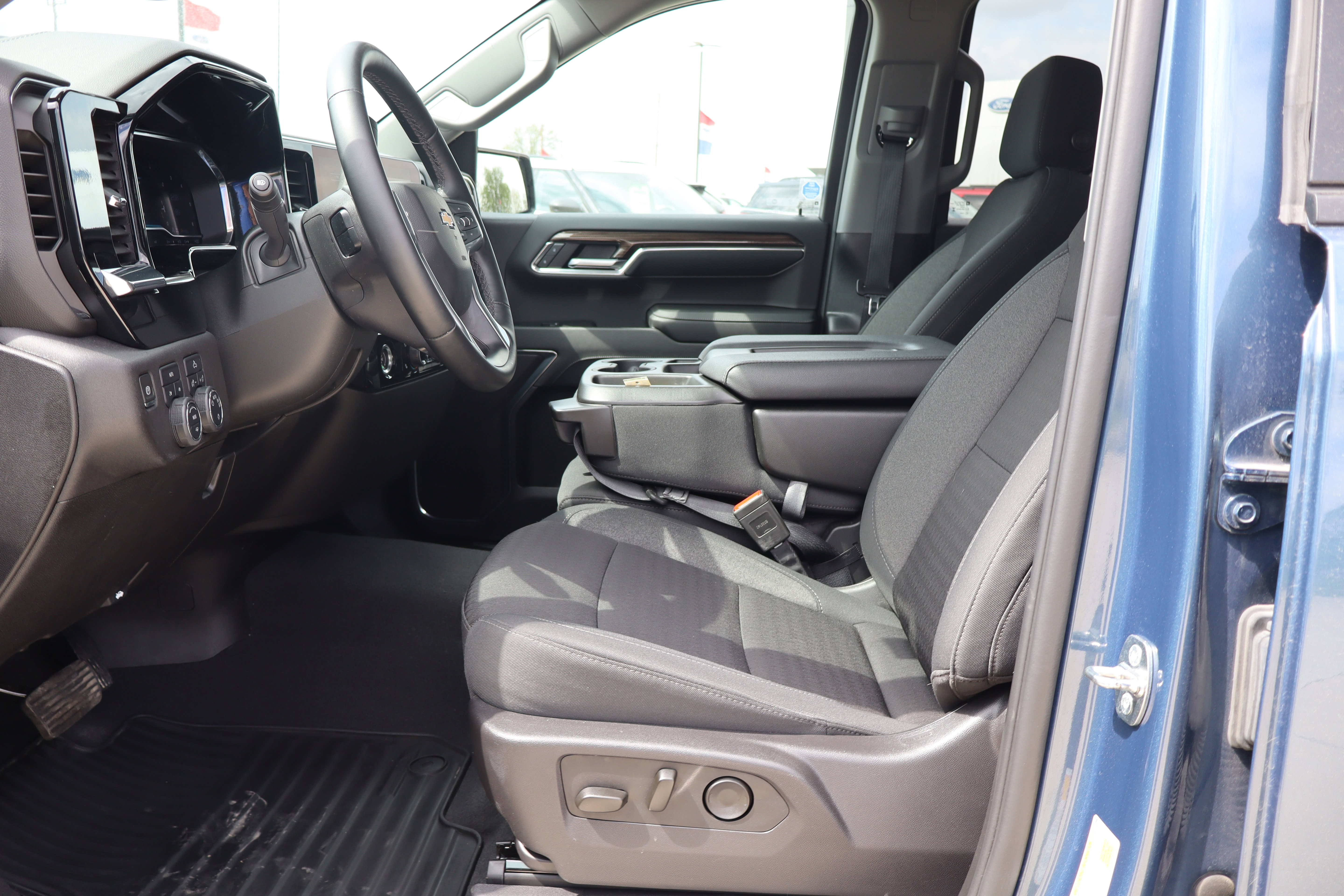 Used 2024 Chevrolet Silverado 1500 LT AWD/4WD image 10