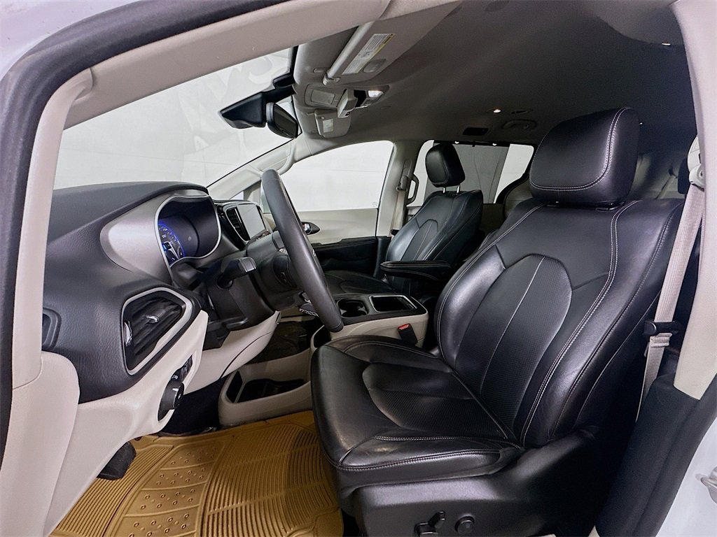 Used 2022 Chrysler Pacifica Touring-L image 16