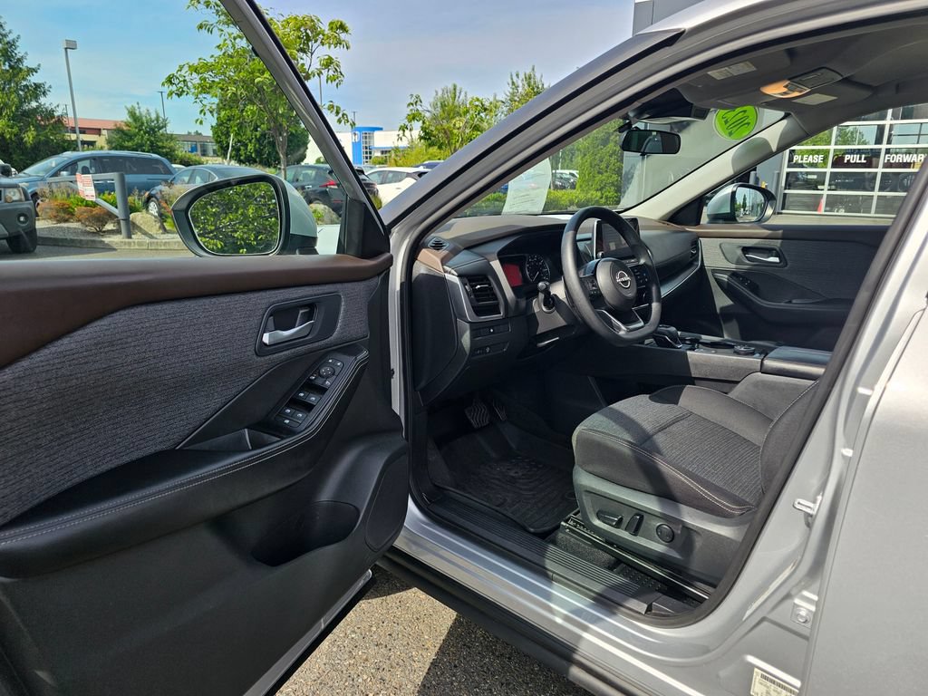 Used 2023 Nissan Rogue SV AWD/4WD image 16