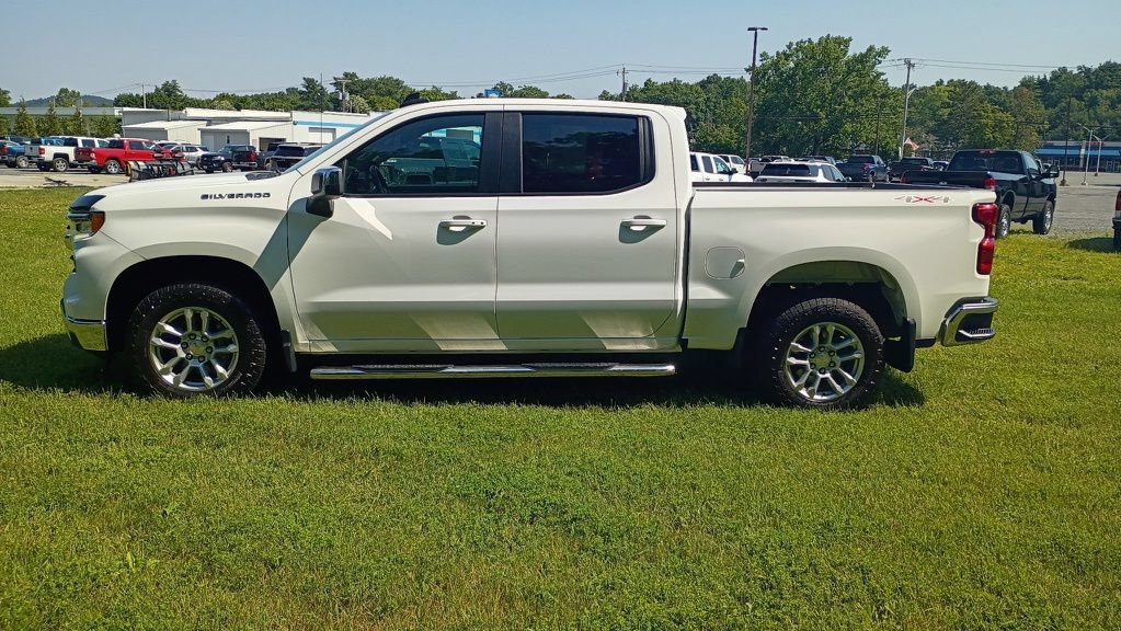 Used 2022 Chevrolet Silverado 1500 LT AWD/4WD image 4