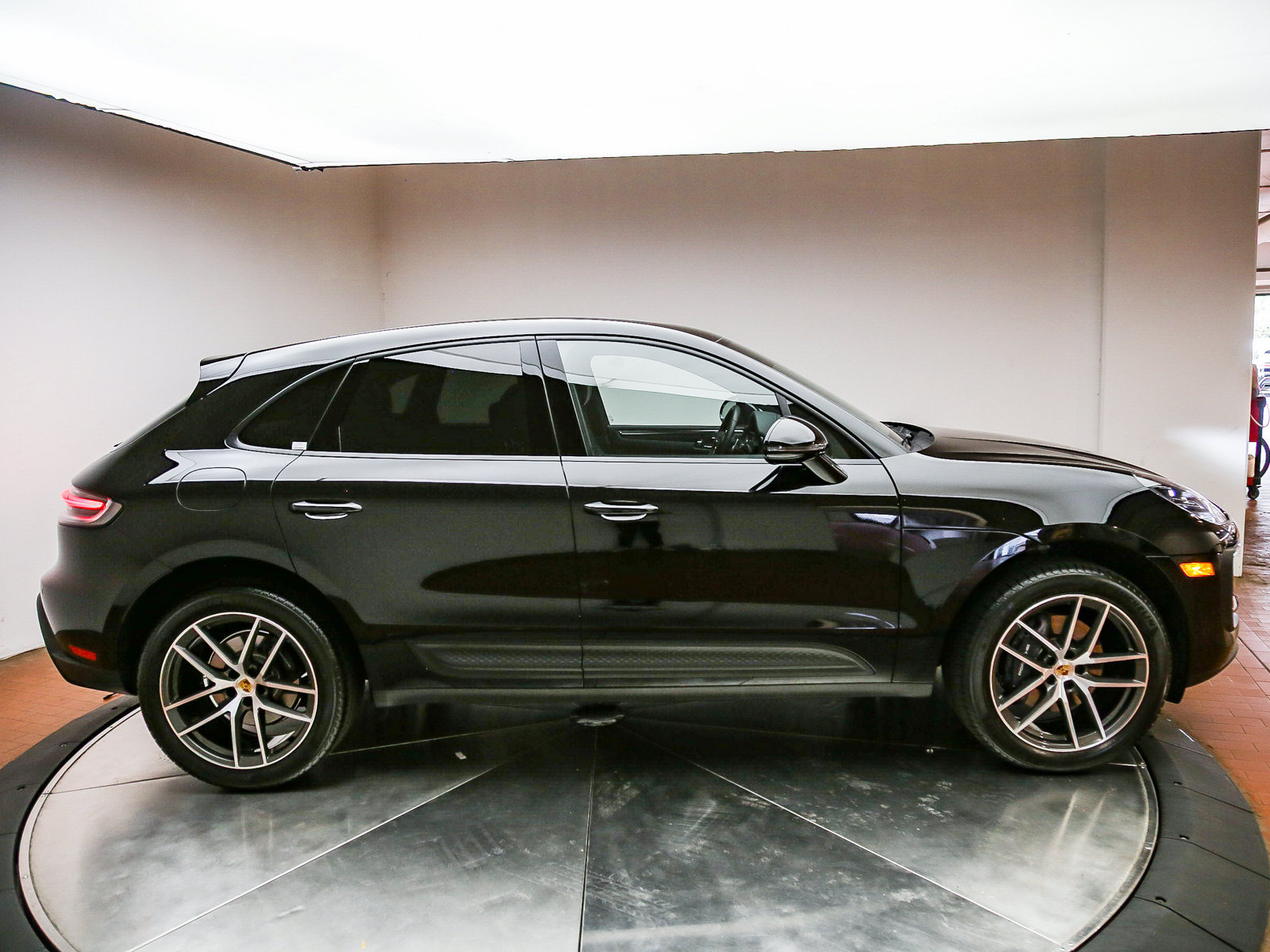 Certified 2026 Porsche Macan AWD/4WD image 5