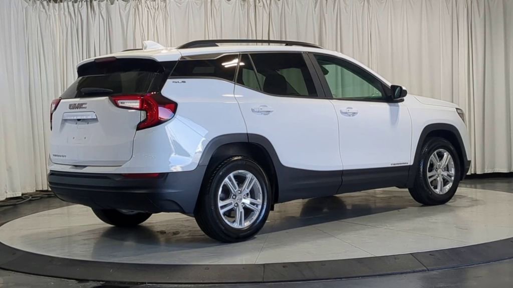 Used 2023 GMC Terrain SLE w/ Driver Convenience Package FWD image 8