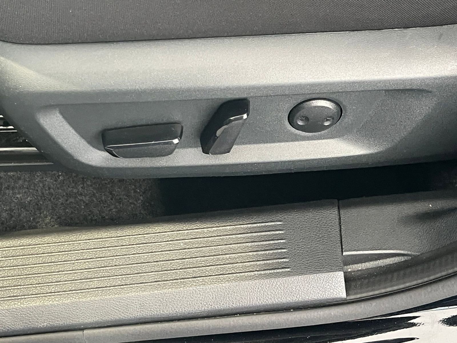 Used 2025 Nissan Rogue SV image 22