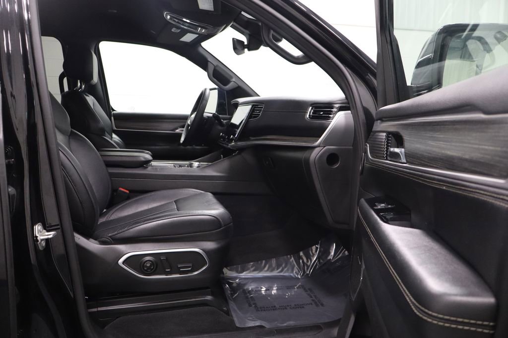 Used 2024 Jeep Wagoneer L Series II w/ Flexible Seating Group image 16