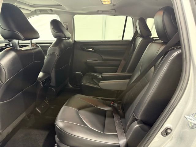 Used 2025 Toyota Highlander Platinum image 16