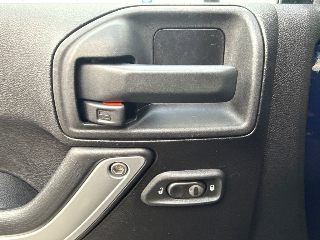 Used 2013 Jeep Wrangler Unlimited Sahara image 21
