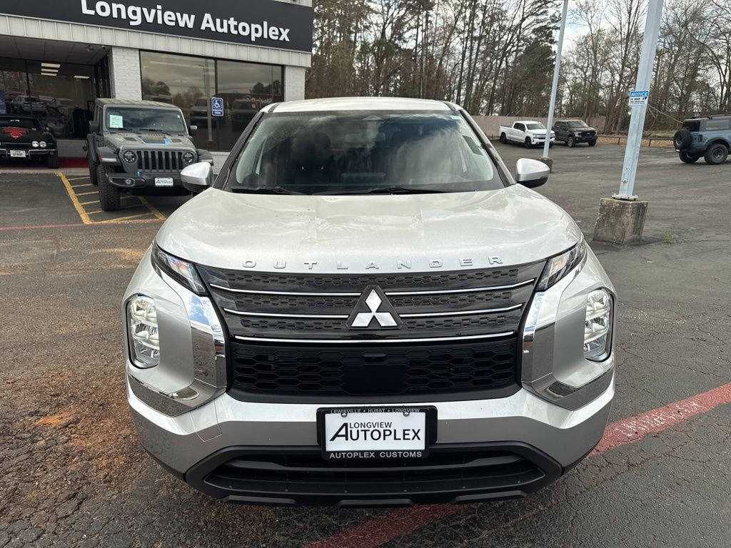 Used 2024 Mitsubishi Outlander ES image 3