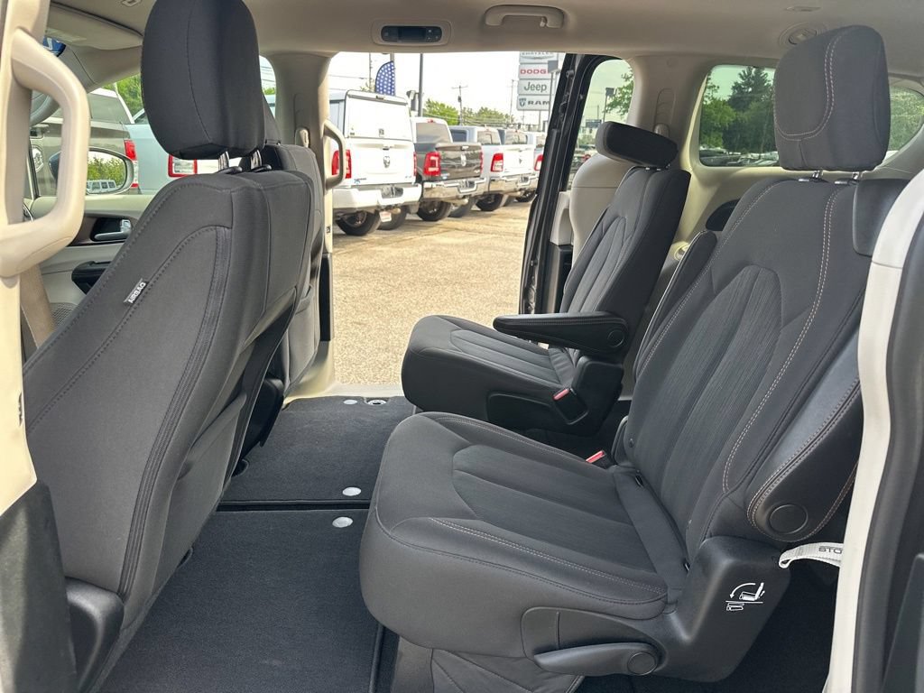 Used 2018 Chrysler Pacifica Touring Plus FWD image 33