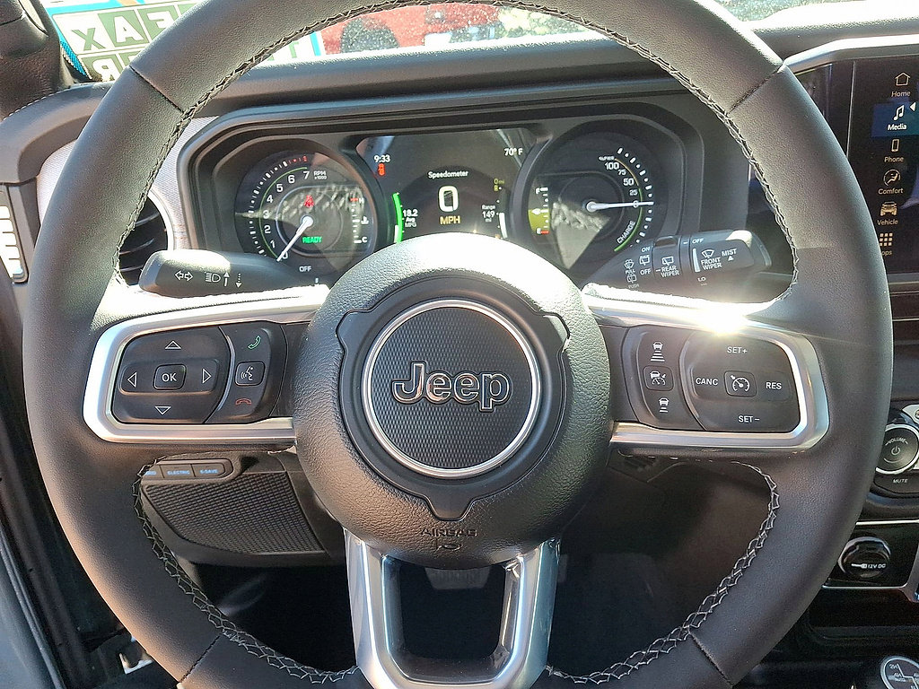 Used 2025 Jeep Wrangler Unlimited Sahara AWD/4WD image 16