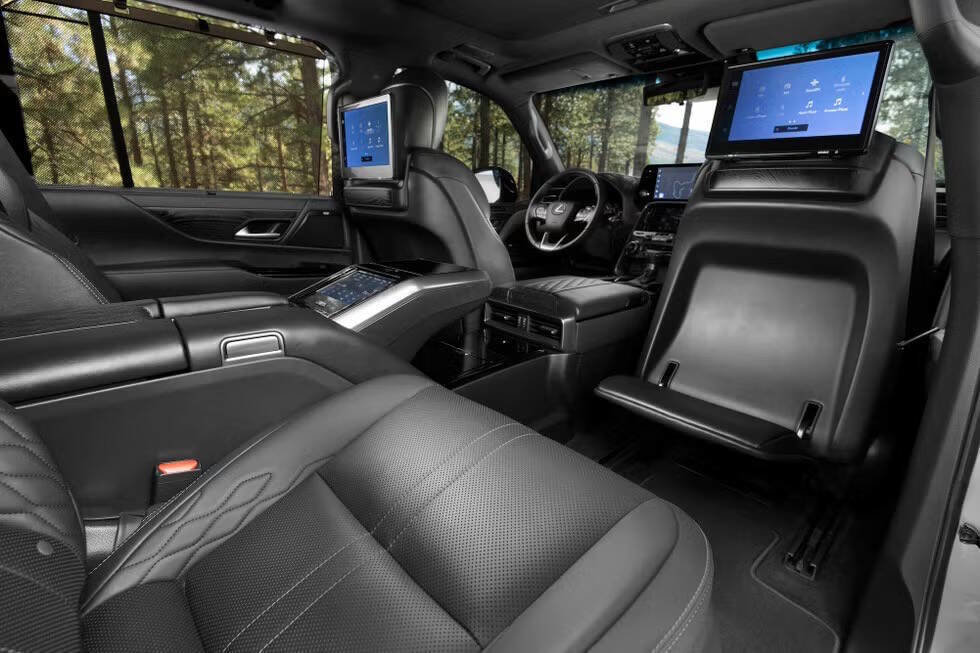 Used 2024 Lexus LX 600 4WD w/ Ultra Luxury Package image 4