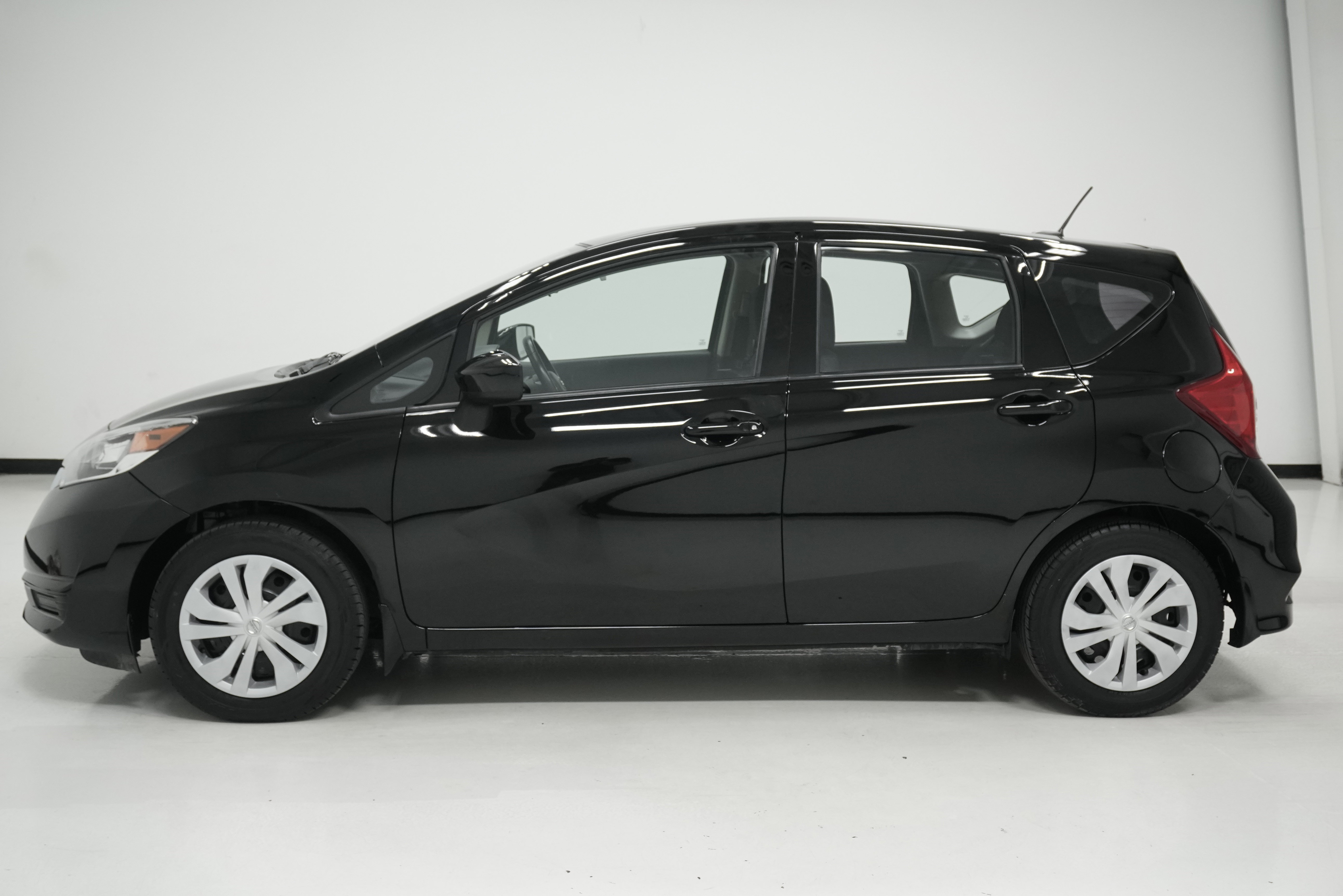 Used 2018 Nissan Versa Note SV image 6