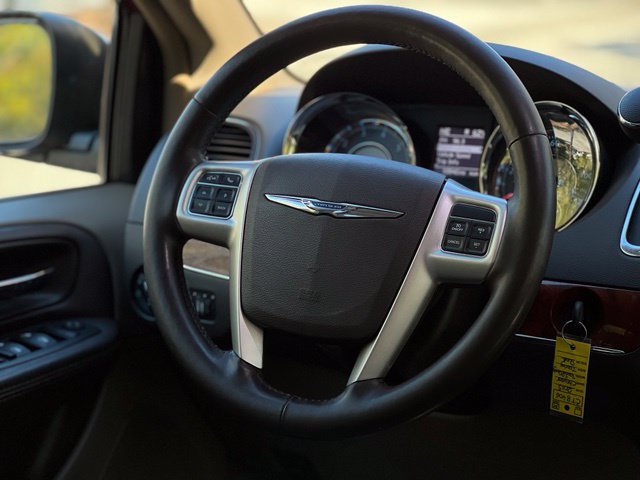 Used 2015 Chrysler Town & Country Touring-L w/ Driver Convenience Group FWD image 28