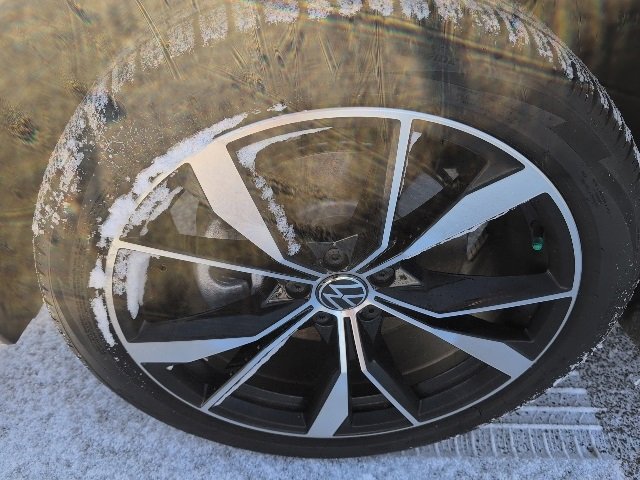 Used 2024 Volkswagen Tiguan SEL R-Line image 3