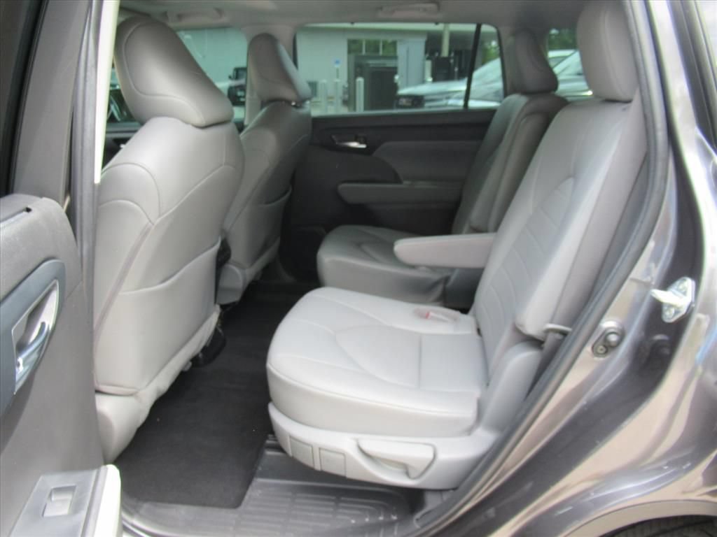 Used 2022 Toyota Highlander XLE FWD image 35