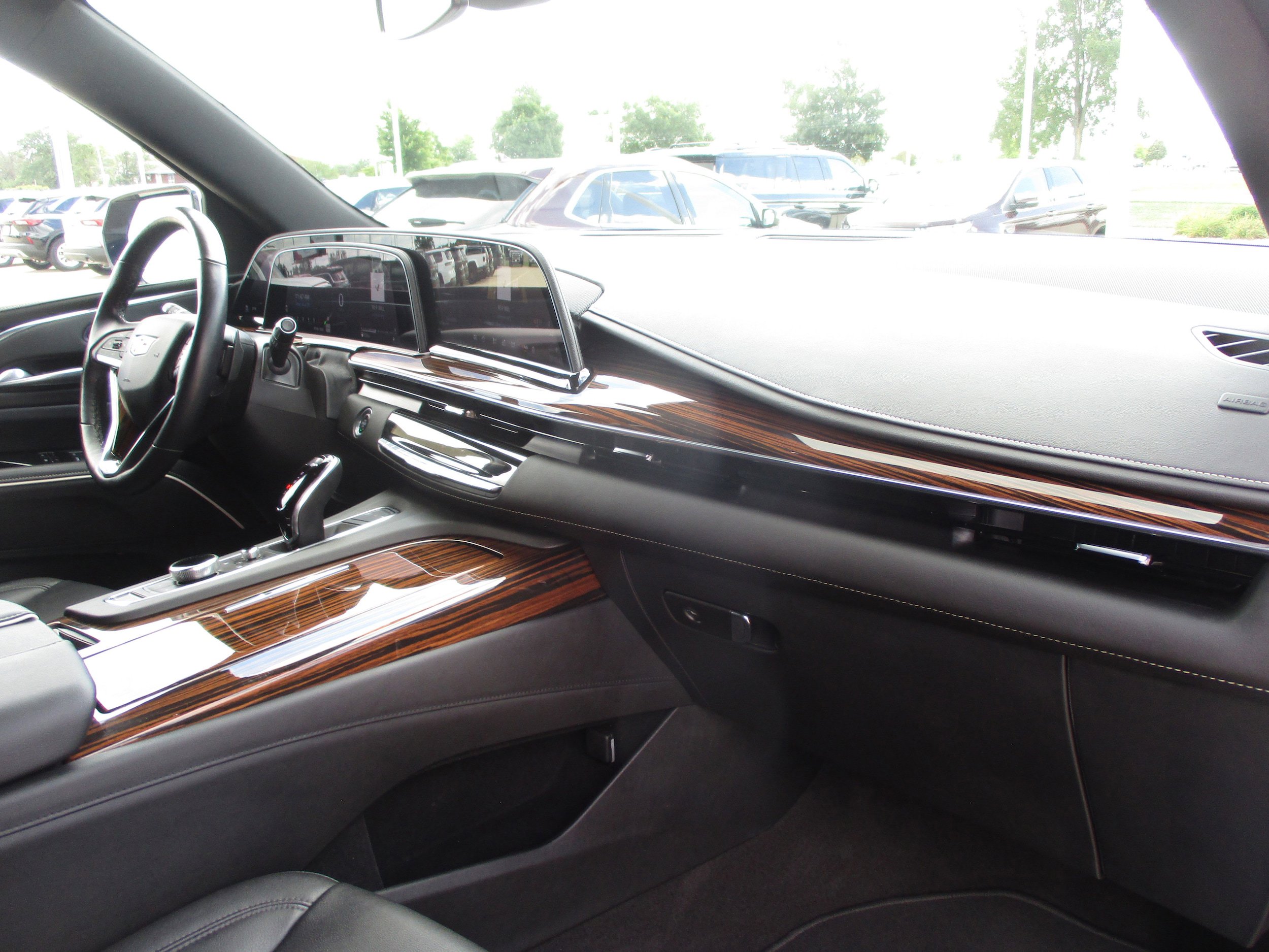 Used 2024 Cadillac Escalade Luxury image 39