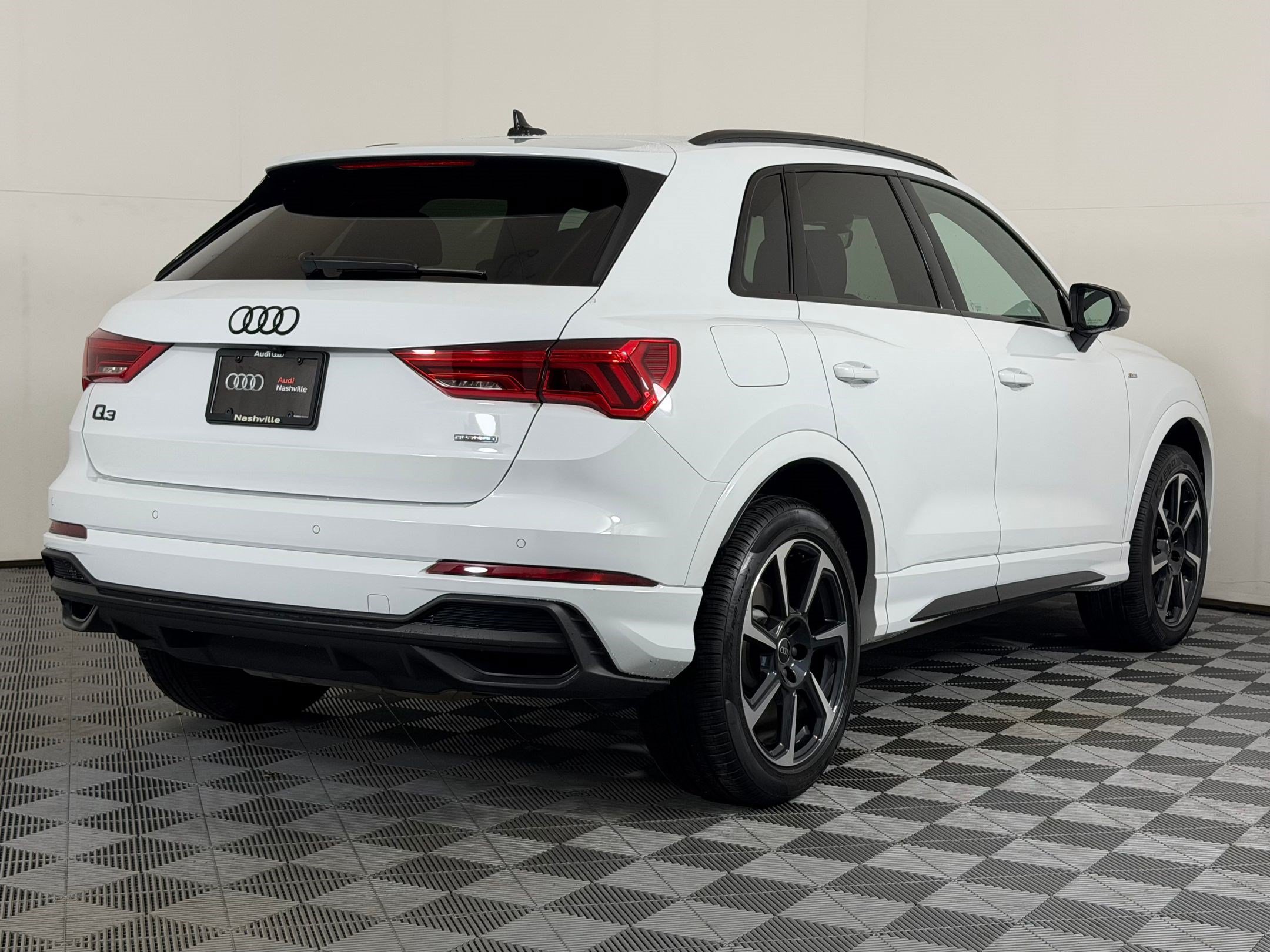 Certified 2025 Audi Q3 2.0T Premium Plus w/ Premium Plus Package AWD/4WD image 9