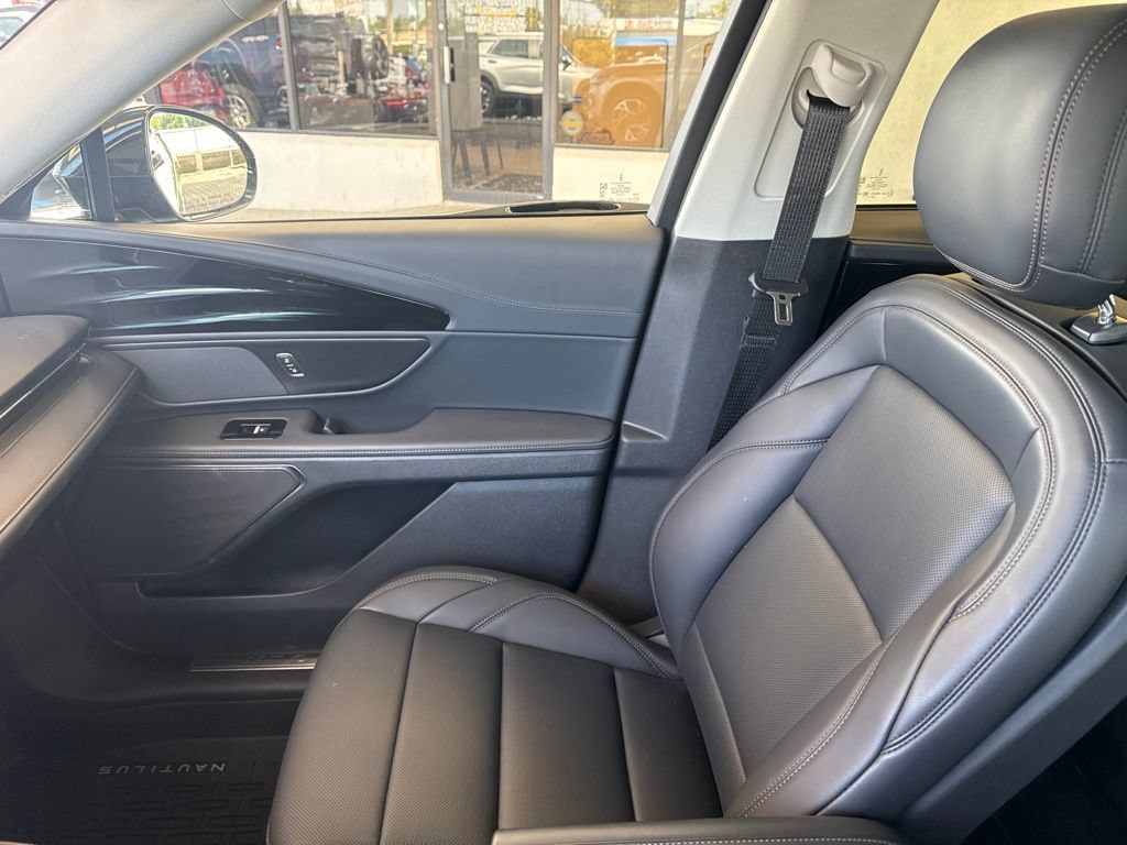 Used 2026 Lincoln Nautilus Premier AWD/4WD image 23