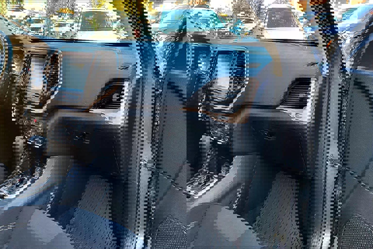 Used 2017 Jeep Cherokee Latitude w/ Safety/Convenience Group image 17