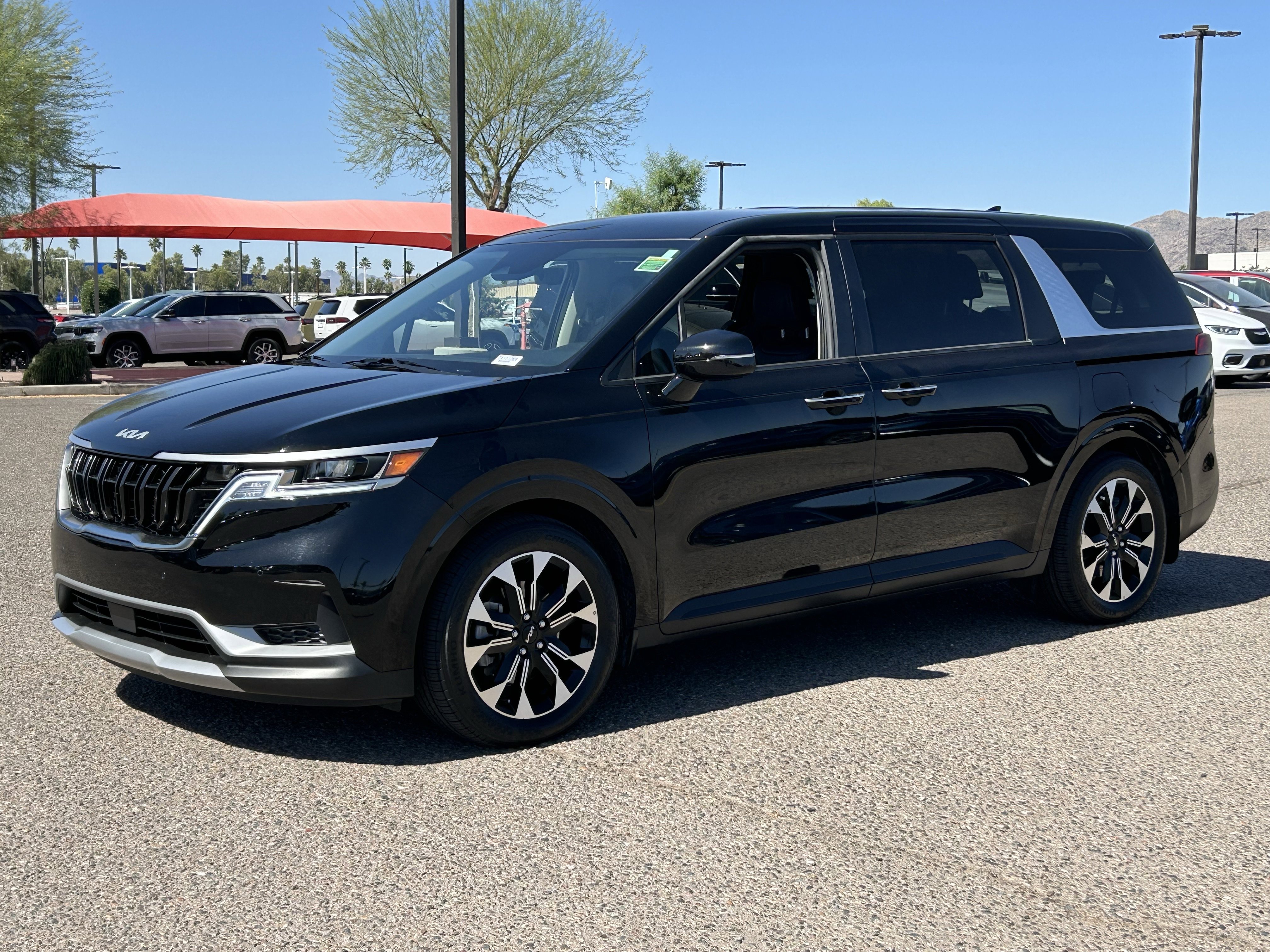 Used 2024 Kia Carnival EX image 2