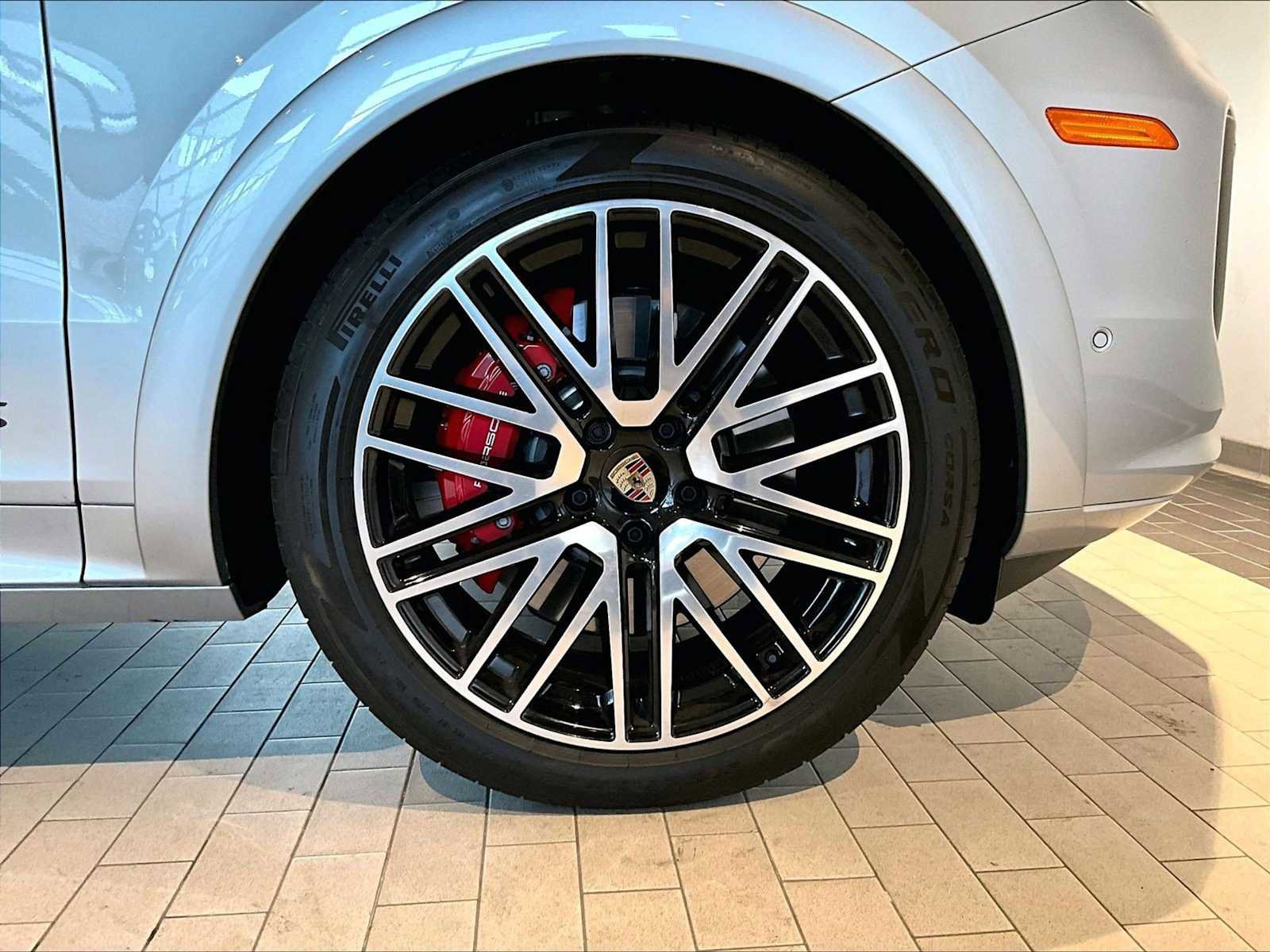 Used 2025 Porsche Cayenne GTS w/ Premium Package image 14