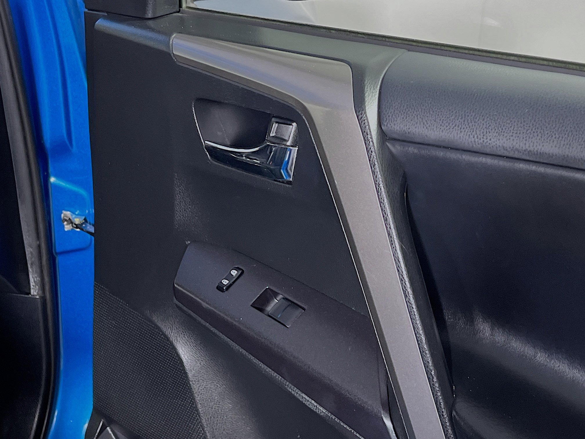 Used 2018 Toyota RAV4 XLE FWD image 32