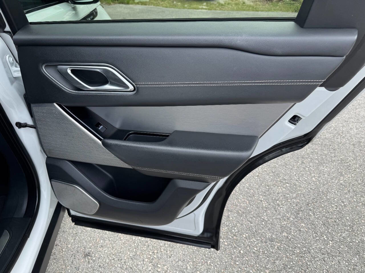 Used 2018 Land Rover Range Rover Velar R-Dynamic HSE image 43