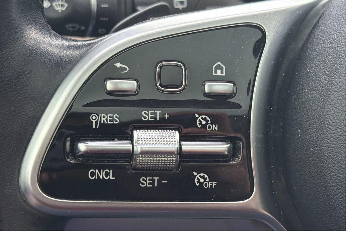 Used 2021 Mercedes-Benz GLC 300 4MATIC w/ Premium Package image 35