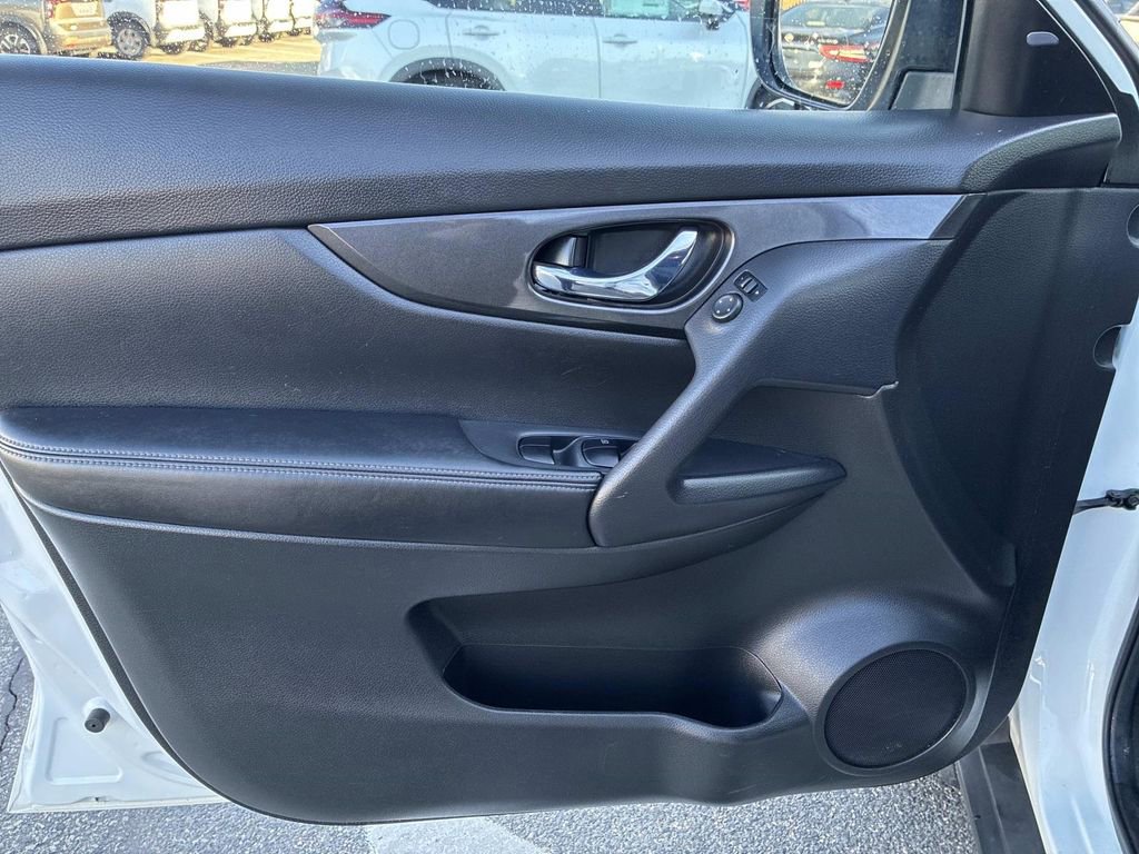 Used 2017 Nissan Rogue SV image 21