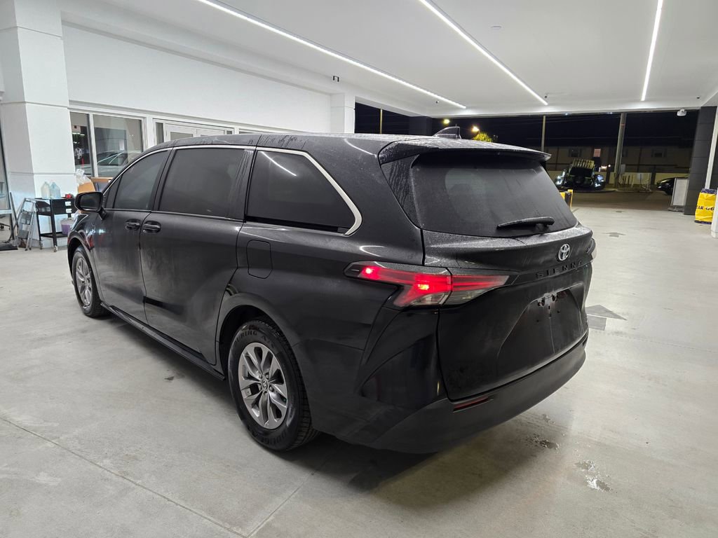Used 2022 Toyota Sienna LE image 4