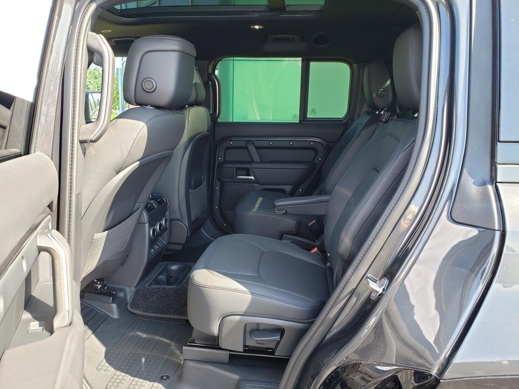 New 2025 Land Rover Defender 130 X-Dynamic SE image 12
